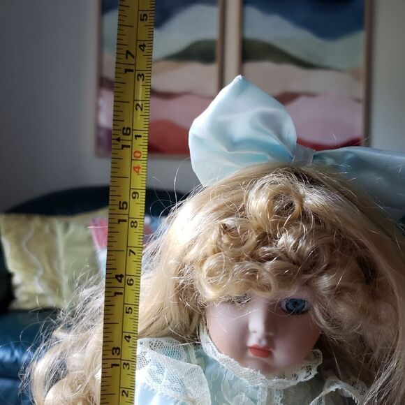 Vintage porcelain doll. - Picture 11 of 12